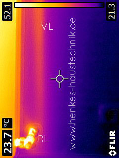 Infrarotbild eines Heizkrpers inklusive Vorlauf und Rcklauf unter Putz